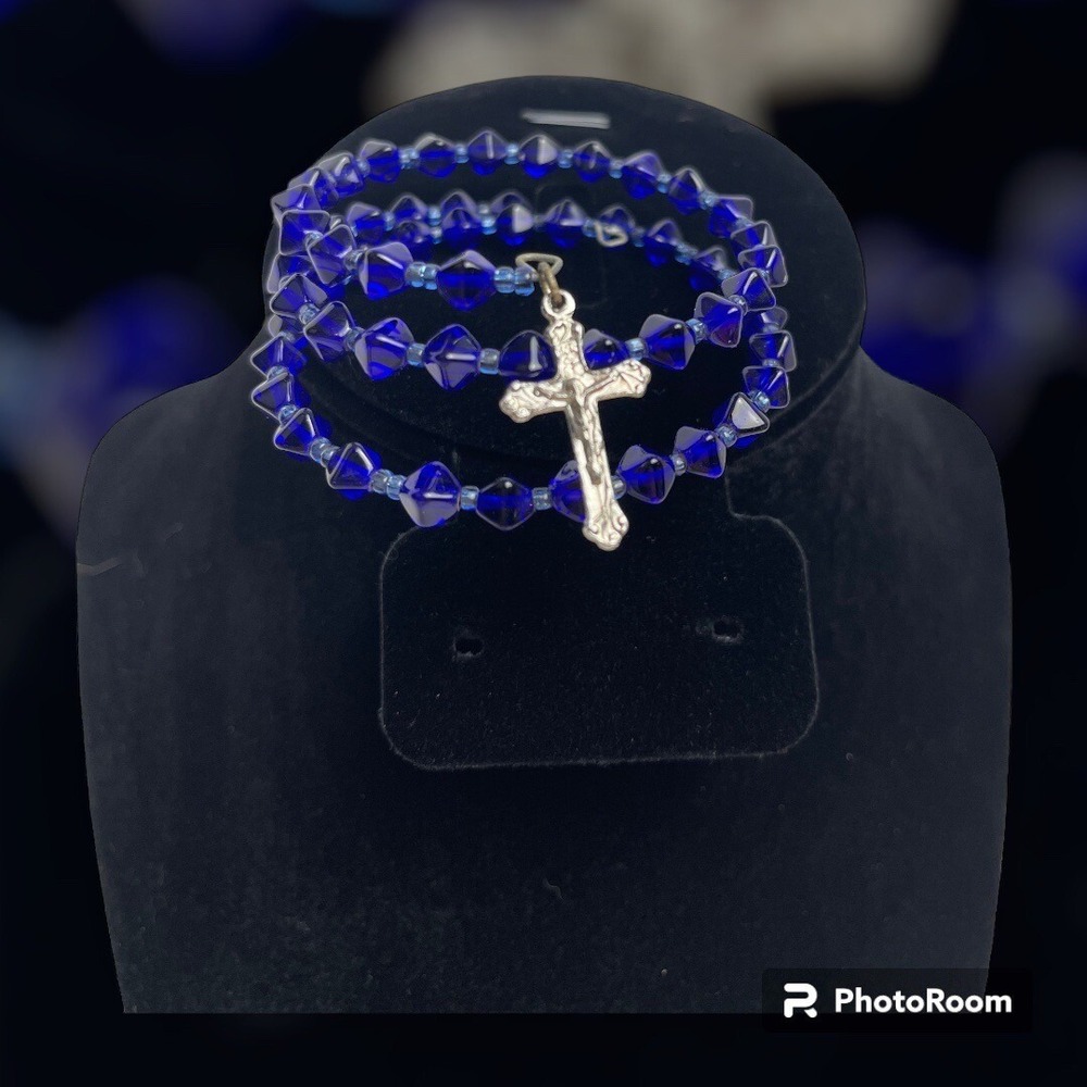 Blue Agate Memory Wire‎ Wrapped Bracelet With Crucifix